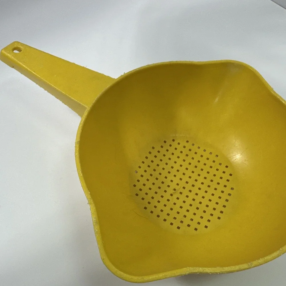 Tupperware Vintage Colander Yellow‎ 1 Quart Strainer with Handle #1200